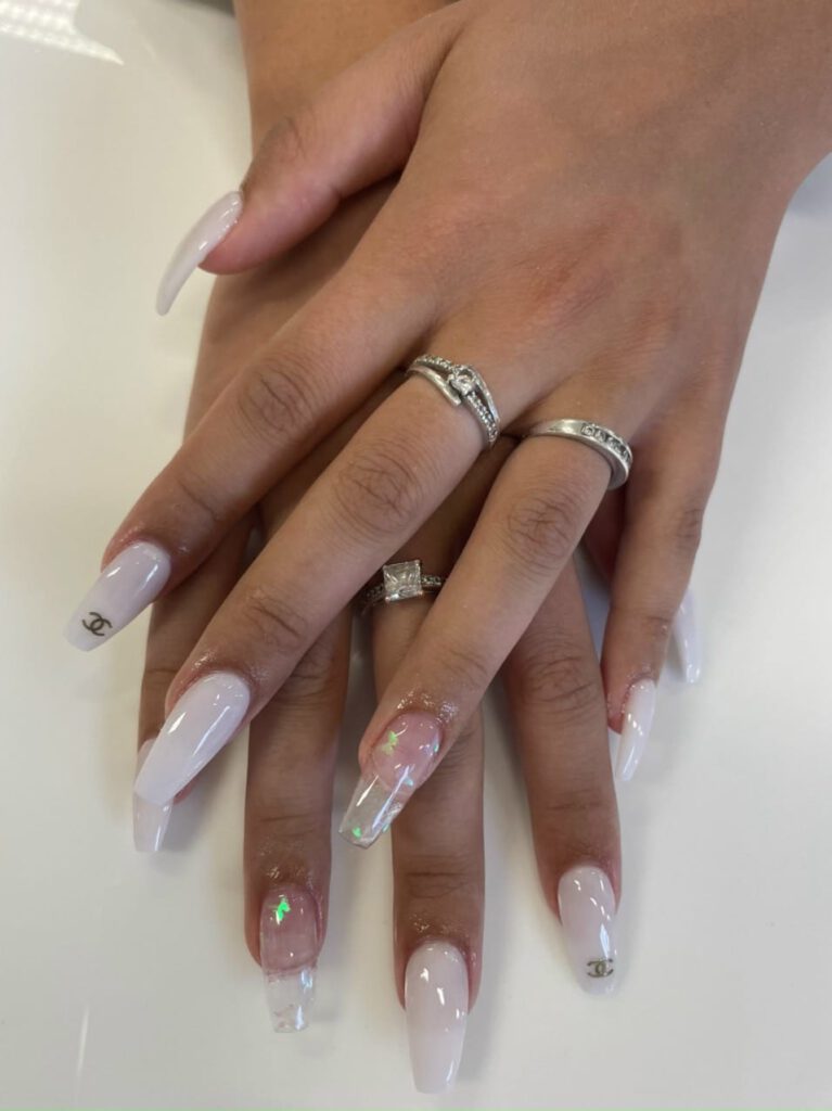 Nagels met juwelen bij Mai Kim Alkmaar